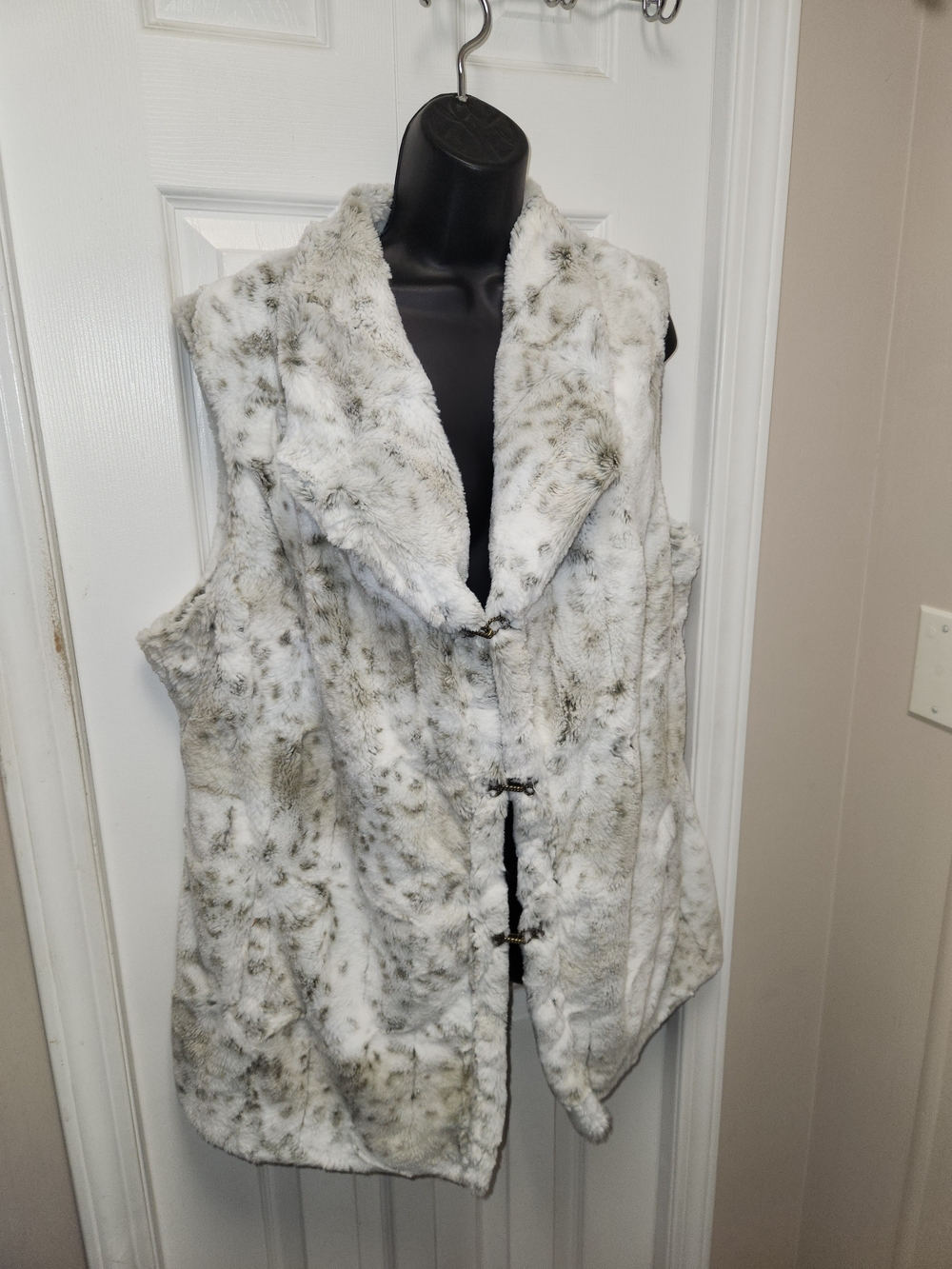 🍉Plush White and Gray Faux Fur Vest with Toggle Closures